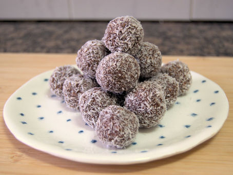 Foto de un plato que contiene una pirámide de bolas de chocolate