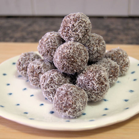 Foto de un plato que contiene una pirámide de bolas de chocolate