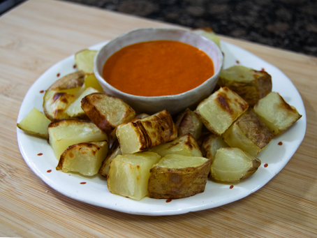 Foto de unas patatas bravas caseras con su salsa con un toque picante. 