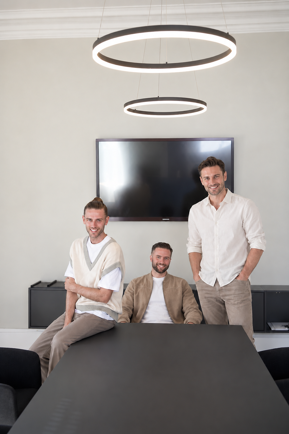 Drei Mitarbeiter von Mesh Investment Advisory in einem modernen Besprechungsraum – ein professionelles Team für Investmentberatung im Hotelimmobiliensegment.