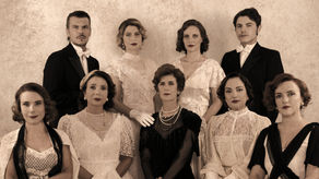 Η «Αλεξάνδρεια» κάνει πρεμιέρα στις 13 Νοεμβρίου στο Θέατρο Παλλάς, ζωντανεύοντας την ατμόσφαιρα και τη μαγεία της πόλης του μεσοπολέμου. Μια θεατρική εμπειρία που ενώνει ποίηση, μουσική και συναίσθημα σε μια φαντασμαγορική παραγωγή.