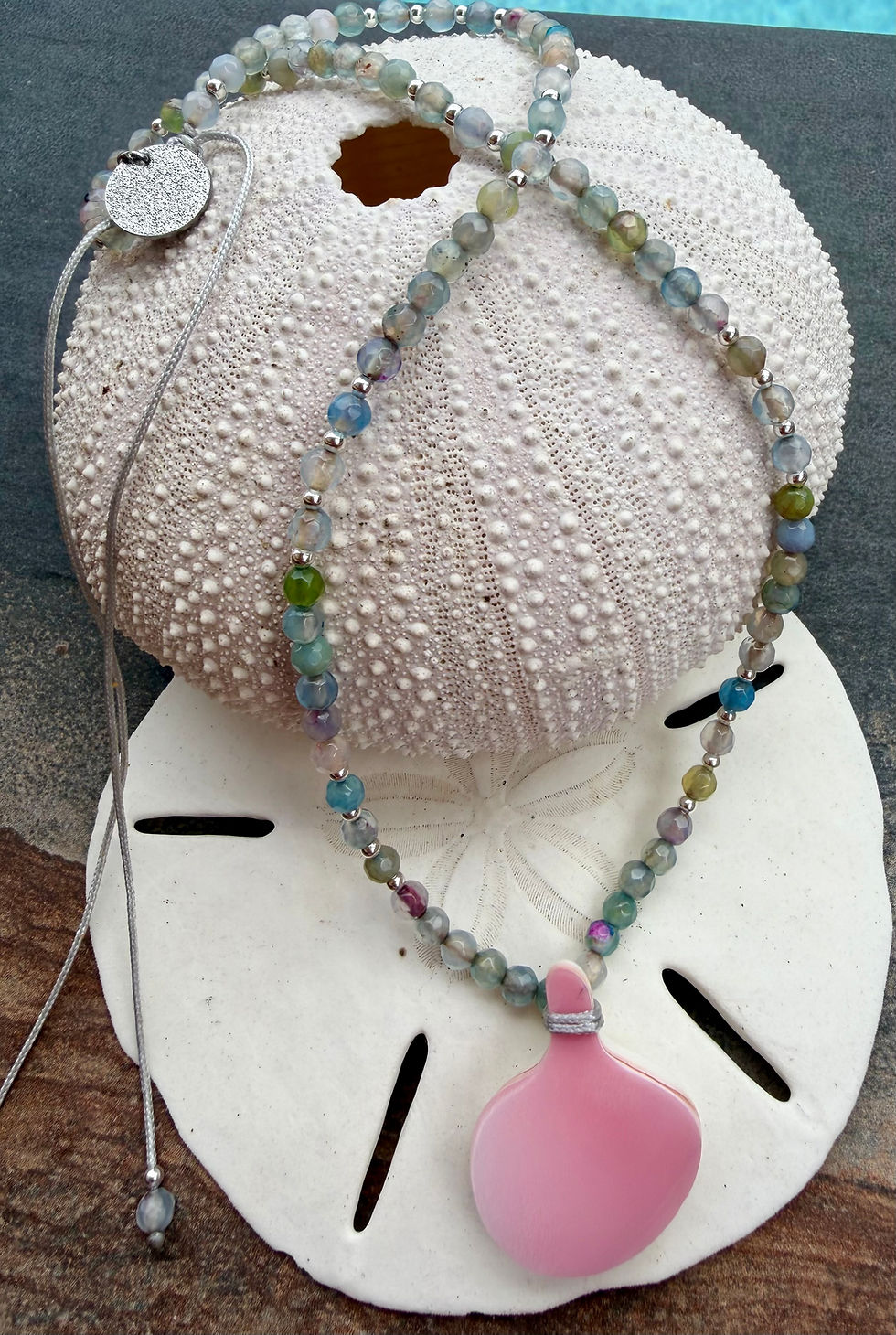 Miniature : Collier médaillon  en  LAMBI