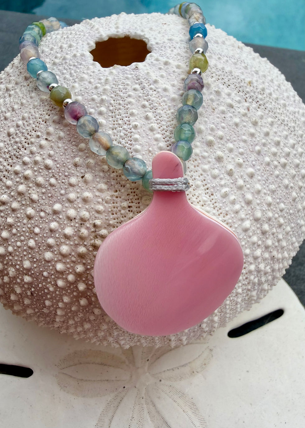 Miniature : Collier médaillon  en  LAMBI