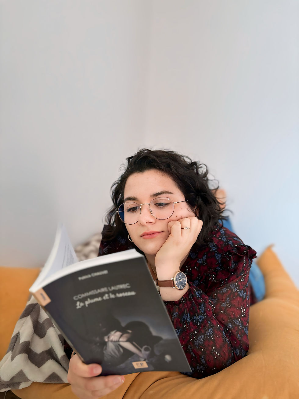 Une lectrice qui lit un roman policier