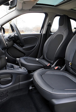 Interior del coche de deportes