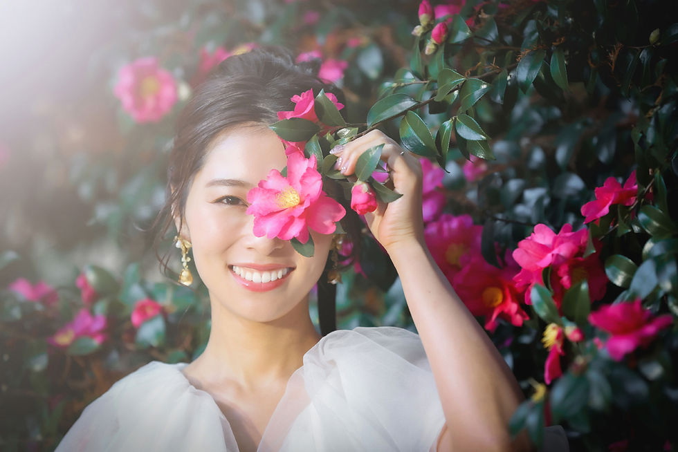 名古屋で行われた前撮りにて、新婦が顔の近くで花を持ち微笑みかけている写真