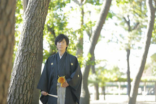 名古屋で和装フォトウェディング、紅葉の中で新郎が和装姿で凛と佇むポートレート