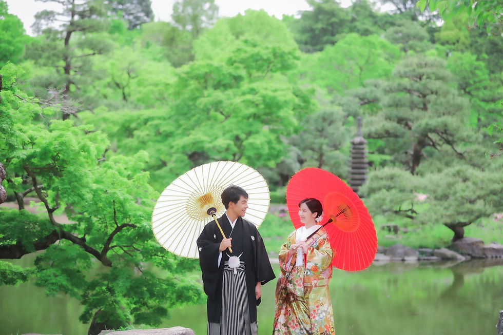 名古屋の庭園で和装前撮りをする新郎新婦。和傘を持ち見つめ合うシーン。