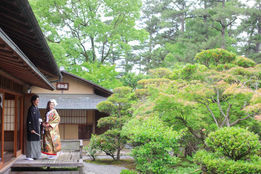 岡崎公園の伝統的な茶室外観と和風庭園で和装をまとった新郎新婦がポーズをとるウェディングフォト
