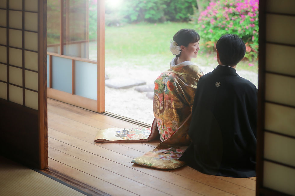 名古屋の川沿いで和装の前撮りフォトウェディングを行う新郎新婦