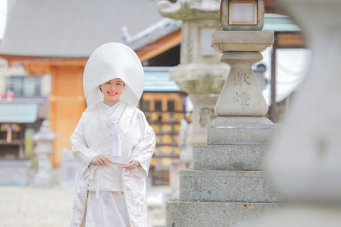 神社の境内で微笑む白無垢姿の新婦、名古屋での和装前撮りの一シーン