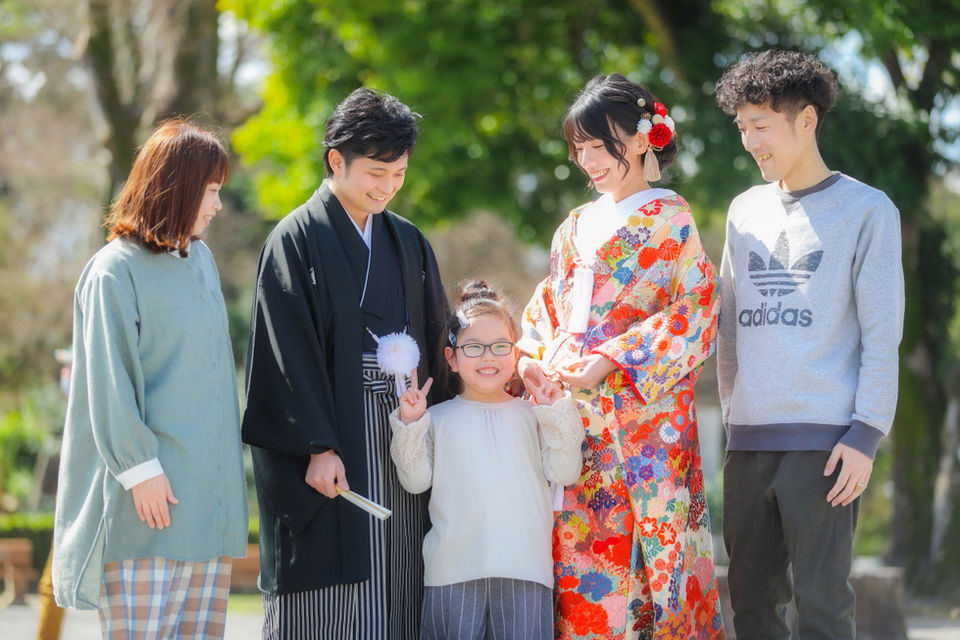 和装の新郎新婦と家族、笑顔で囲むフォトウェディングの一コマ、名古屋での伝統的な瞬間を捉えた一枚