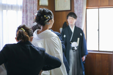 新婦の和装を整える様子、名古屋でのフォトウェディングの一コマ