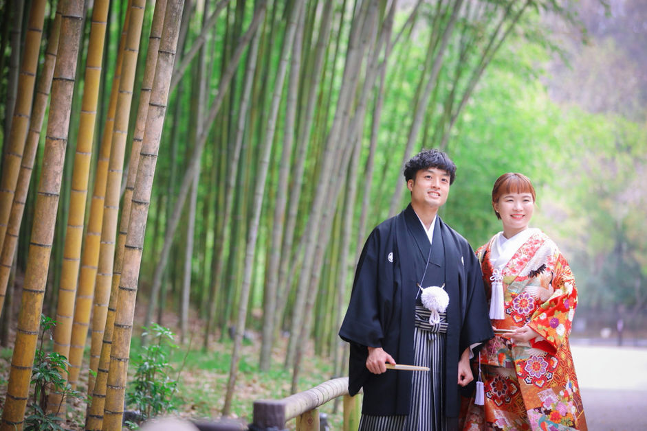 青々とした竹林を背景に、笑顔で立つ新郎新婦、名古屋での和装フォトウェディングのワンシーン