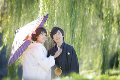 名古屋で和装前撮り、新郎新婦が伝統的な番傘を持ちながら笑顔でポーズ