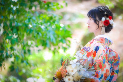 岡崎公園の自然光の下、色鮮やかな和服を纏った花嫁の横顔