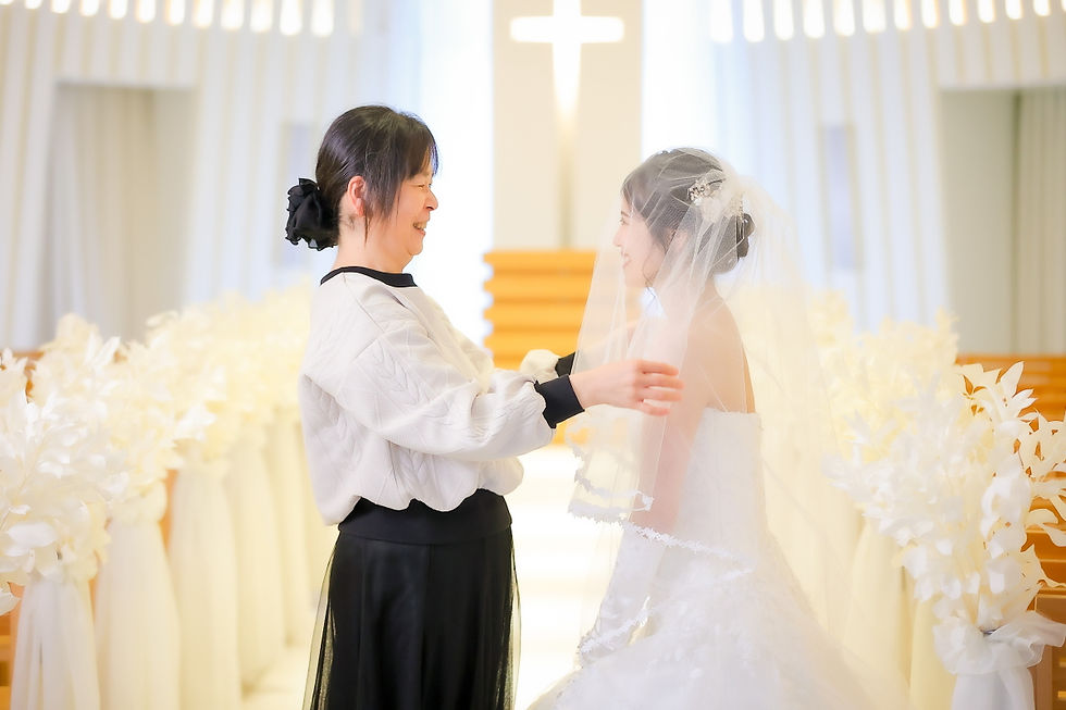 チャペルで新婦のお母様がベールダウンの準備をする、名古屋のフォトウェディングのワンシーン