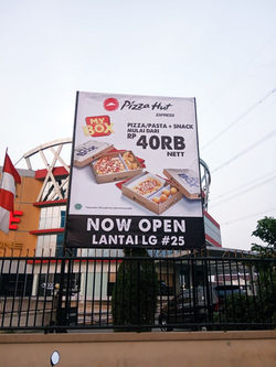Baliho Pizza Hut Express Cipinang