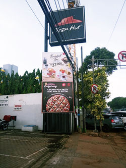 Baliho Pizza Hut Matraman