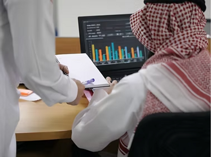 ドバイ不動産の市場動向を調査する人