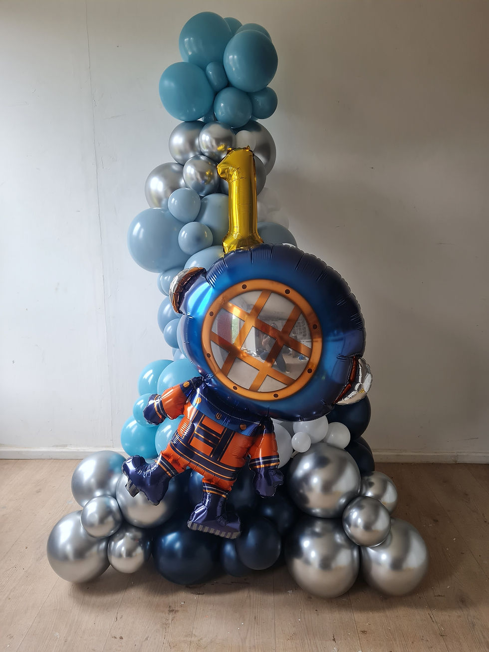 Thumbnail: astronaut balloons 