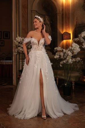 Brautmode Marburg, Brautkleid Marburg Brautkleid, Brautkleid Trend 2025, Brautmode Marburg, Brautmode, Hochzeitskleid, Brautkleid mit Schlitz, Brautkleid Schulterfrei, besonderes Brautkleid, Brautmode Kassel, Braut, wunderschönes Brautkleid, Brautkleid freie Trauung, Brautkleid Standesamt, Brautkleid freie Trauung, Braut