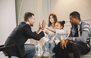 young-parents-had-troubles-their-relationship-pshycoterapist-solved-problem-clapping-hands