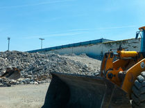 Radlader bewegt Recyclingmaterial auf einer Baustelle am Flughafen