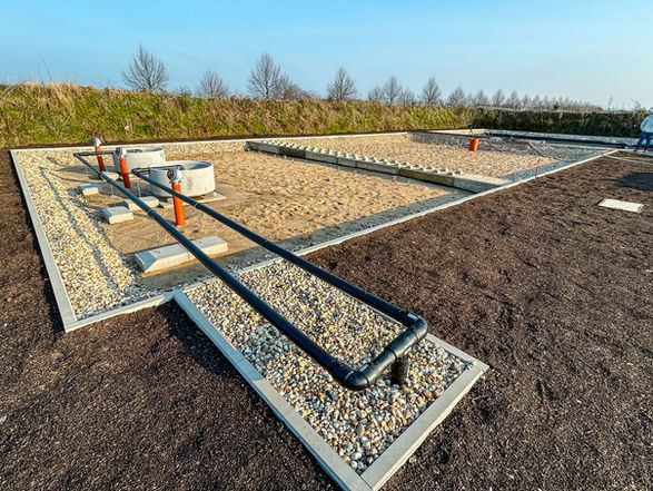 Anlage zur Regenwasserbewirtschaftung mit Leitungen, Schächten und Versickerungsflächen im Tiefbau
