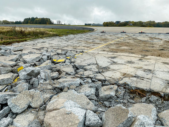 Beschädigte Betonfläche auf einem Rollfeld während Sanierungsarbeiten
