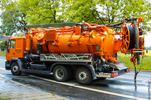 Spezialfahrzeug für Kanalreinigung und Hochdruck-Saugtechnik im Einsatz