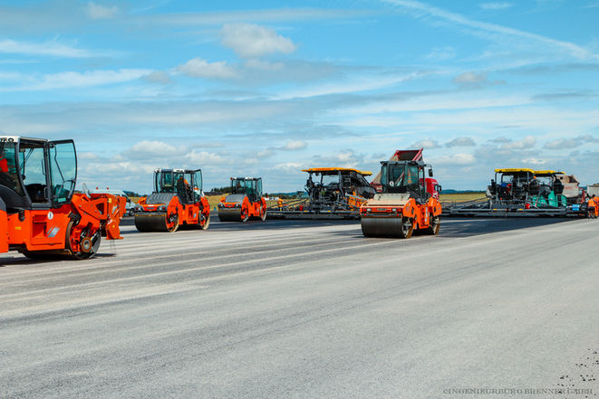 Verdichtung der Asphaltfläche mit Straßenwalzen im Großprojekt Straßenbau