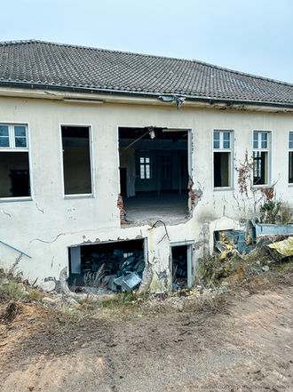 Teilabgerissenes Gebäude während vorbereitender Rückbauarbeiten