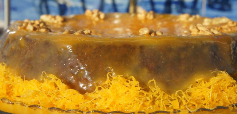 bolo de noz/amêndoa com ovos moles