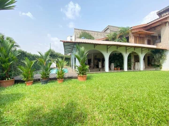 VILLA DUPLEX DE 1000m² EN VENTE – COTE D’IVOIRE – COCODY – ANGRE 7e TRANCHE à 700.000.000FCFA Vente à Cocody Angré 7e tranche une villa triplex de : 12 pièces plus une dépendance Superficie de 1000m² Garage interne prend 6voitures Située à l'angle bien pour bureau comme habitation Avec un titre foncier Prix de vente : c'est 700.000.000FCFA N'hésitez pas. AB4 International, le meilleur du logement REFERENCE : ADI-FO-CI-NA2505231043-0707230055 Site : ab4-inter.com E-mail : info@ab4-inter.com WhatsApp : +225 0101428286