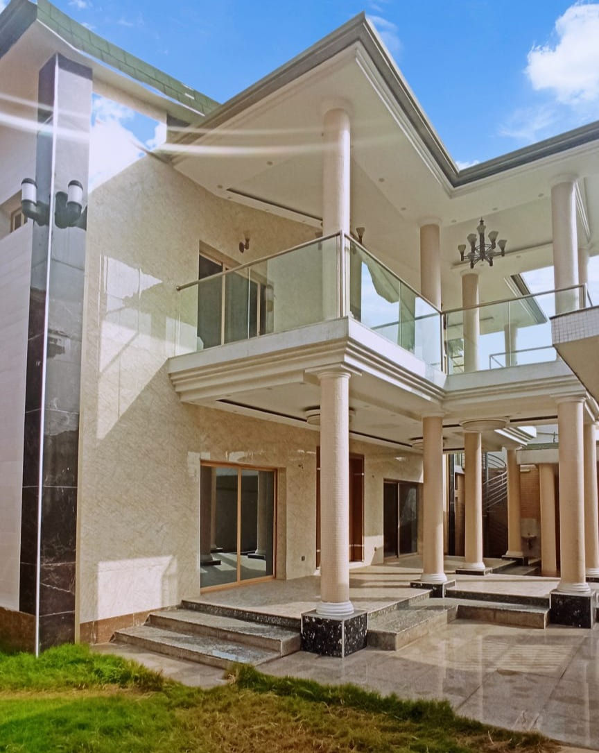 VILLA DUPLEX DE 800m² - EN VENTE - COTE D’IVOIRE - COCODY – A 1.800.000.000FCFA Villa duplex luxueuse de 16 pièces avec une maison de 2 chambres autonome annexe _ construite sur un terrain de 800 m2 _ située à Angré 7ème tranche Elle se compose : - D'une grande piscine de 8 x 4,3 m -Au rez de chaussée : 2 grands Salons et une salle à manger, - toilette visiteurs - 3 grandes chambres autonomes équipées chacune d'une salle de bain, -une grande cuisine européenne et d'une cuisine africaine extérieure. À l'étage : un vaste salon avec sonorisation Bluetooth intégrée et pavé de carreaux de verres avec une vue sur l'étage inférieur, 5 chambres toutes équipées de salle de bain dont une suite parentale de 43 m2 équipées de 2 salles de bains. 4 grandes pièces -dont une salle de sport et un bar boite de nuit insonorisée. Annexe : un salon de 35m² et 2 chambres Cette villa est équipée également : - de 17 caméras - Garage pour 2 véhicules avec portail motorisé électronique. - Clôture électrique -Document : ACD Prix de vente : 1.800.000.000FCFA N’hésitez pas AB4 International, le meilleur du logement REFERENCE : AB - FO-CI-NA2505231043–2408231106 Site : ab4-inter.com E-mail : info@ab4-inter.com WhatsApp : +225 0101428286