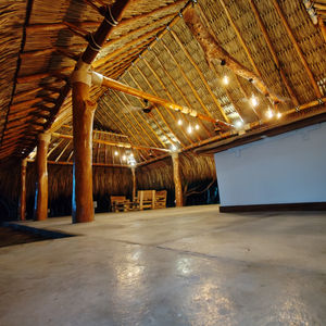 Construido con materiales naturales como madera tratada y palma.