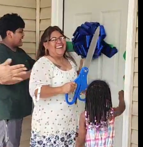 Habitat entrega casa a familia hispana en Valdosta