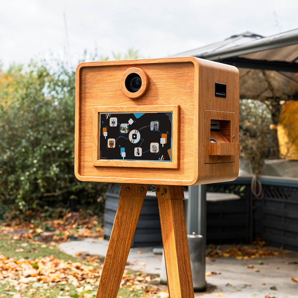 Add a vintage and authentic touch to your events with MyVintageBooth, the vintage photo booth.