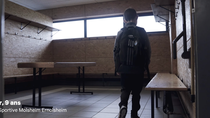 Garçon, Gautier, 9 ans, Entente Sportive Molsheim Ernolsheim, marche dans vestiaire.