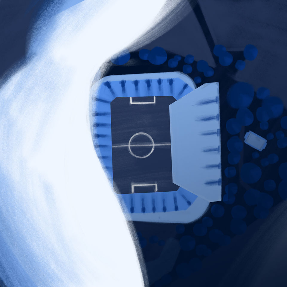 Stade de football vu du ciel, teintes bleues, environnement sombre.