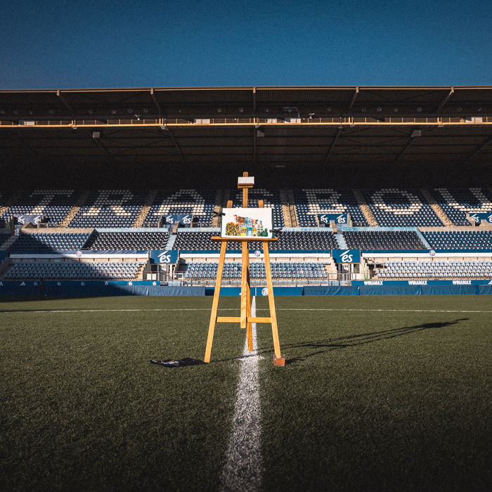 Chevalet avec tableau sur le terrain du stade "STRASBOURG" vide.