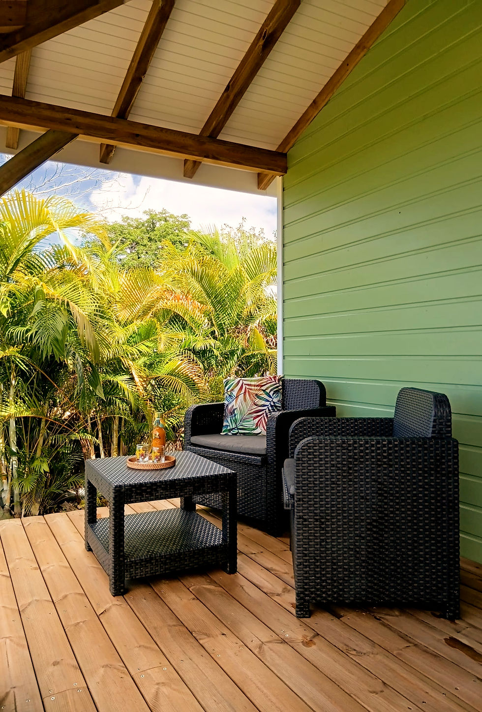 Location cottages en Guadeloupe, Terrasse, jacuzzi, filet suspendu