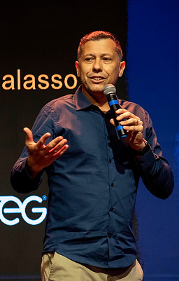 Palestrante Rafael Galasso da TEG em evento sobre automação de geradores, telemetria industrial e soluções em energia de backup.