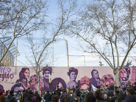Los vecinos de Ciudad Lineal defienden el mural feminista en una concentración