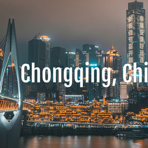 Chongqing es una de esas ciudades que desafía lo que crees saber sobre urbanismo. Ubicada entre montañas, con el poderoso río Yangtsé cruzándola como una serpiente ancestral, esta ciudad se adapta al terreno de una forma tan única que parece un rompecabezas tridimensional gigante.