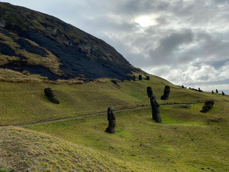 Incendio forestal daña lugares icónicos en Isla de Pascua