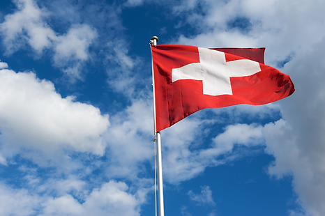 Die Schweizer Flagge weht am Himmel als Symbol dafür, dass die Schweiz alle Herausforderungen meistern wird