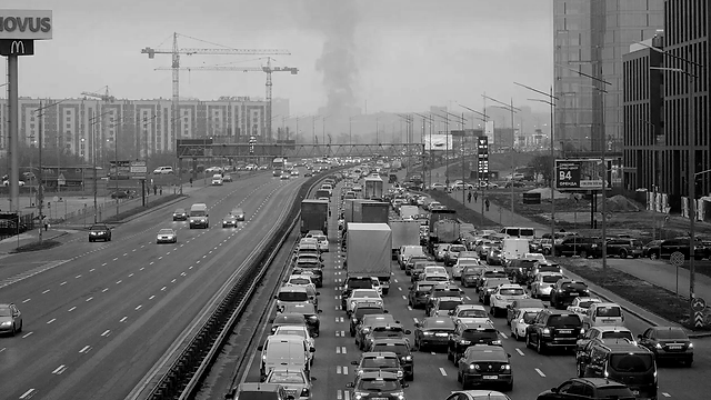 Huge traffic jams of people trying to flee Ukrainian cities in panic