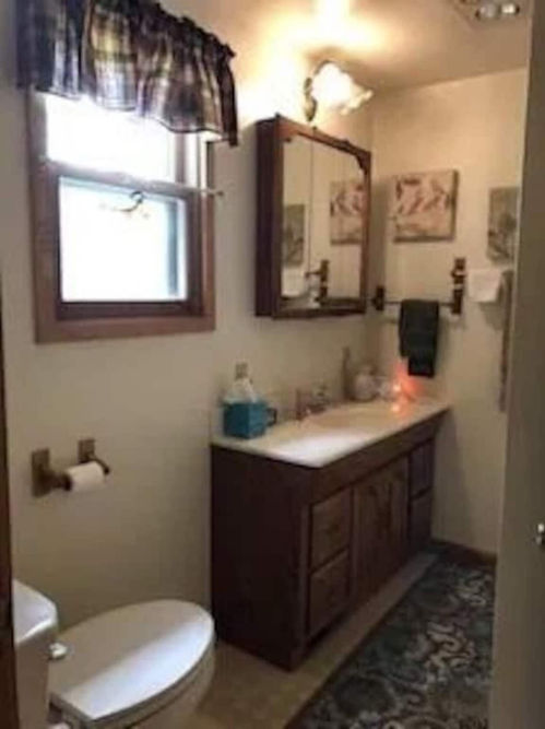 bathroom 1.jpeg